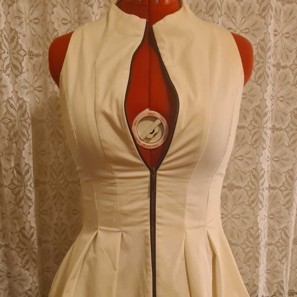 White Cue dress size 10 (again) only wore 1-2 time - Picture 1 of 6